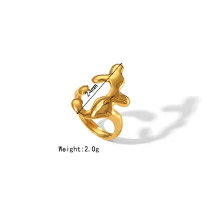 Detailansicht des goldenen Lava-Rings mit 2,0 g Gewicht und 24 mm Abmessungen