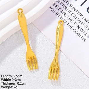 Vue détaillée du pendentif fourchette en or brillant de 5,5cm x 0,9cm et d'un poids de 2g