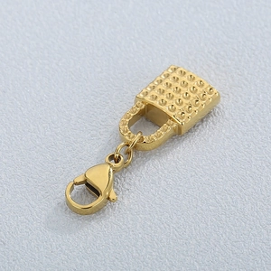 Pendentif sac à main minimaliste en acier doré avec fermoir mousqueton et motif matelassé