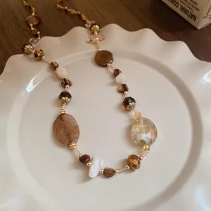 Collana di perle di agata Maillard e giada bianca con cristalli d'ambra e dettagli oro