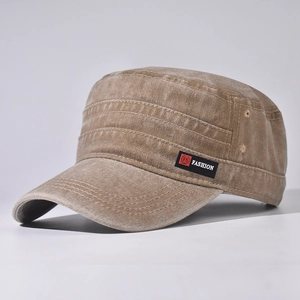 Détail d'une casquette militaire kaki en coton lavé avec logo et œillets en métal