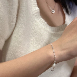 Set di bracciale e collana in argento S925 con perle da donna indossati dalla modella