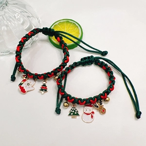 Detail des Weihnachts-Halsbands mit handgewebtem Seil in Rot-Grün und festlichen Anhängern