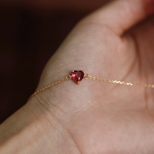 Elegante bracciale in argento S925 placcato oro 14k con pietra preziosa a cuore rosso