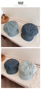 Vista dettagliata di berretti newsboy in denim blu chiaro e scuro con cuciture a otto pannelli