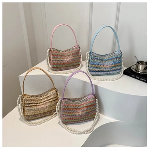 Détails de quatre sacs à bandoulière au crochet avec chaînes de perles et broderie papillon