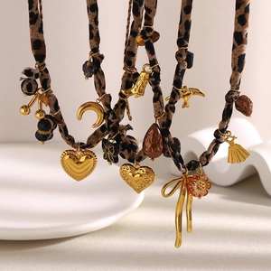 Collier en tissu léopard plaqué or 18 carats avec pendentifs cœur et lune pour femme