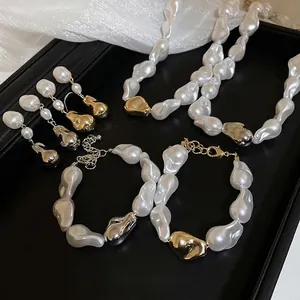 Parure de bijoux en perles baroques avec collier, bracelet et boucles d'oreilles dorées