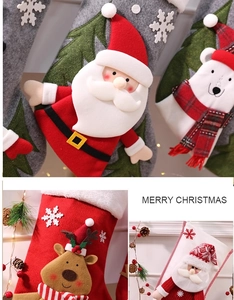 Detailansicht großer Weihnachtsstrümpfe mit 3D-Stickerei von Weihnachtsmann und Rentier