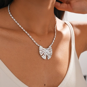 Vista ravvicinata di una collana di lusso con pendente a fiocco in argento e zirconi