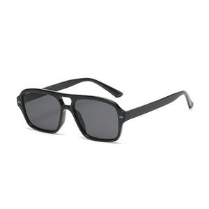 Gafas de sol de aviador negro mate con doble puente y logotipo XX en la esquina del marco