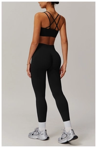 Vue arrière du soutien-gorge de yoga noir à brides croisées et legging taille haute froncé