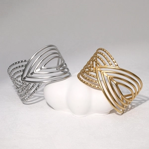 Bracciale rigido moderno in acciaio inossidabile dorato 18k con design a strati forati