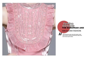 Détail de chemise en satin rose avec sequins, broderie de perles et volants plissés