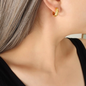 Boucles d'oreilles créoles vintage en acier titane plaqué or avec étoiles et zircons