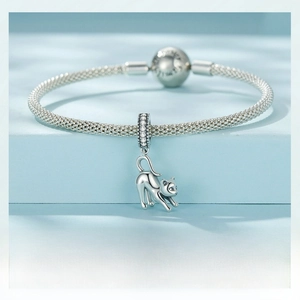 Nahaufnahme eines s925 Sterlingsilber-Armbands mit einem süßen Katzenanhänger