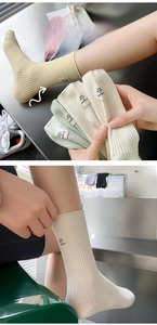 Détail de chaussettes en coton côtelé avec étiquettes de texte et couleurs vives