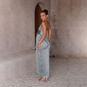 Vue détaillée de la robe longue en satin gris avec dos nu et coupe élégante