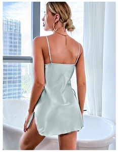 Détail de la nuisette en satin bleu clair montrant le dos et la fente latérale