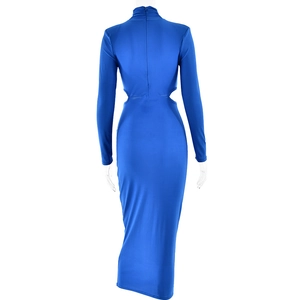 Détail d'une robe longue bleue à manches longues avec découpes latérales et fermeture éclair