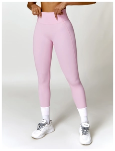 Détail du legging de yoga rose taille haute avec coutures gainantes sur un mannequin