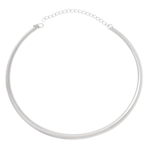 Détail d'un choker en métal argenté minimaliste avec fermoir réglable sur fond blanc