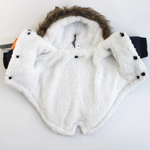 Gilet d'hiver bleu pour chien avec doublure en polaire blanche et capuche en fausse fourrure
