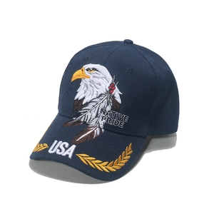 Détail de la broderie aigle chauve et logo USA sur casquette en coton bleu marine