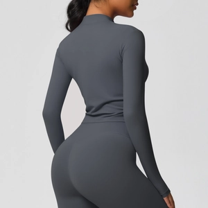 Vue détaillée du dos d'une veste de yoga et d'un legging gris foncé sans couture ajustés