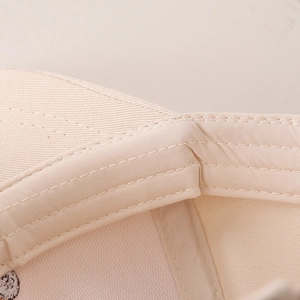 Dettaglio della cucitura precisa e della fascia interna del cappellino per bambini