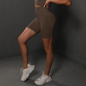 Détails du short de yoga marron sans couture avec taille haute et texture en maille respirante
