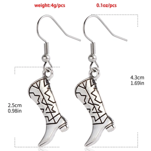 Boucles d'oreilles bottes de cowboy argentées avec texture vintage et guide des tailles