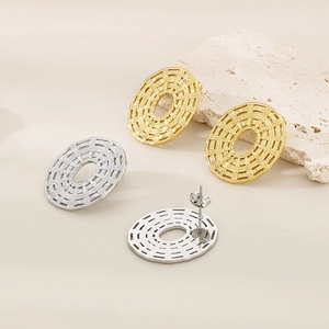 Chic woven oval stud earrings in 18K gold and silver plating with geometric texture