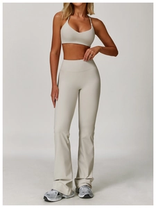 Dettaglio del set yoga bianco crema con reggiseno allacciato al collo e leggings svasati