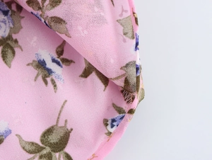 Macro del tessuto floreale bohémien rosa con dettagli sull'orlo e sulla trama