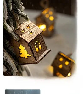 Vue macro d'une maison de Noël en bois illuminée avec LED et découpes en forme d'étoile