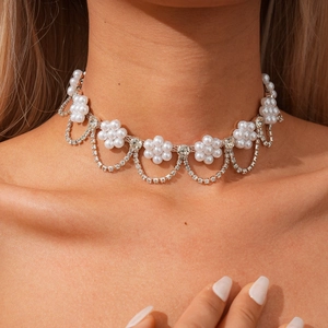 Collier ras du cou élégant à fleurs en perles avec glands en strass pour femmes