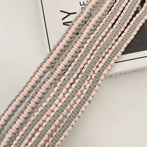 Détail de la bandoulière tressée à la main rose et grise avec texture de nœud plat