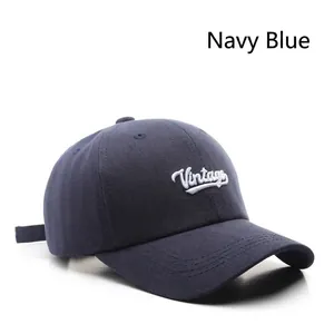 Primer plano detallado de la gorra de algodón sarga azul marino con bordado Vintage