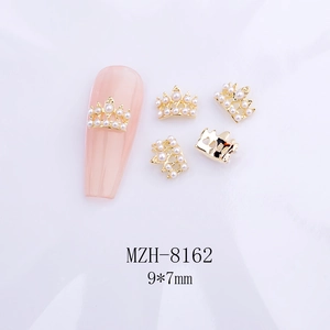 Détail de bijoux d'ongles couronne dorée 3D 9x7mm avec perles sur une manucure