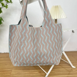 Detailed knit texture of pink and blue wavy pattern large capacity tote bag