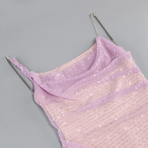 Détail d'une robe à paillettes violettes avec des bretelles en chaîne métallique
