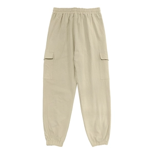 Detailoverzicht van katoenen linnen joggers met elastische taille en cargo-zakken