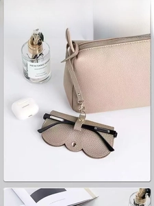 Gros plan sur l'étui à lunettes en cuir PU avec clip métallique attaché à un sac à main