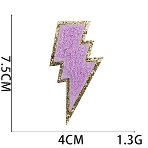 Detail van chenille bliksemschicht patch met gouden pailletten en paarse textuur, 7.5cm
