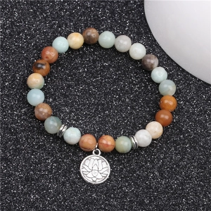 Bracciale di perle in occhio di tigre e agata con un ciondolo a loto in argento vintage