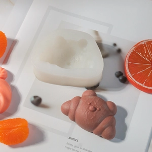 Detail van beer croissant siliconen vorm met realistische gebaktextuur op het eindproduct