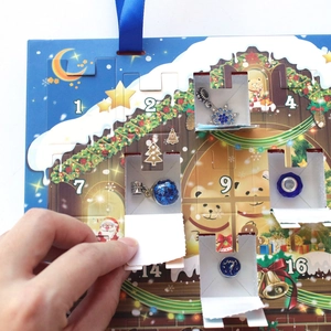 Calendrier de l'Avent de Noël bleu avec breloques de bracelet et bijoux à créer