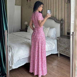 Detail eines rosa Blumenkleides mit offenem Rücken und Schnürung im Boho-Stil