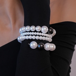 Vue détaillée d'un bracelet multi-rangs en perles avec élégant contraste noir et blanc